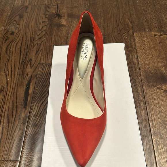 New Alfani suede heels - Picture 3 of 6
